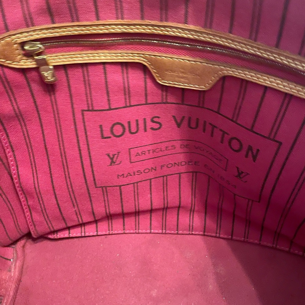 Louis Vuitton MM never full - Picture 3 of 10